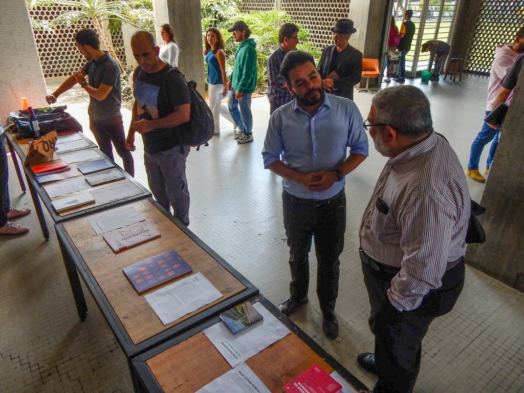 Presentación y exposición: Alcabala de donaciones. Archivo abierto de donaciones a la Escuela de Arquitectura de libros y revistas por parte de editoriales y autores&nbsp;chilenos